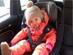 Doris in dikke winterkleren in de auto: zo moet het dus niet.
