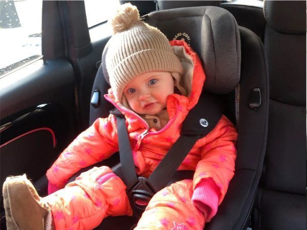 Doris in dikke winterkleren in de auto: zo moet het dus niet.