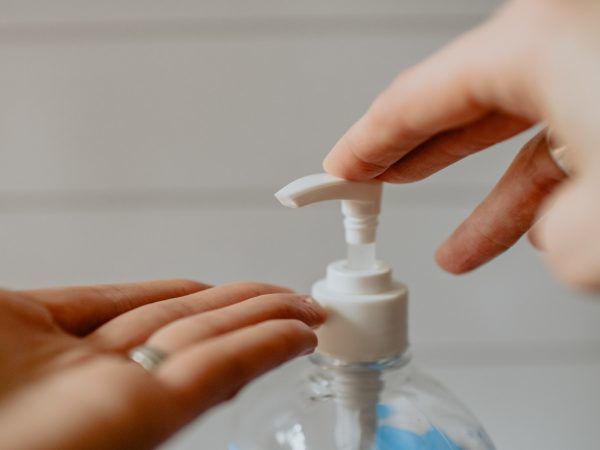 Ikea heeft smartengeld en schadevergoeding uitgekeerd aan de slachtoffers die brandwonden opliepen doordat de fles met handgel bij de ingang per ongeluk was bijgevuld met gootsteenontstopper.