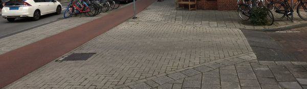 Uitritconstructie in Amsterdam waarbij ze straatklinkers hebben gebruikt in plaats van trottoirtegels.