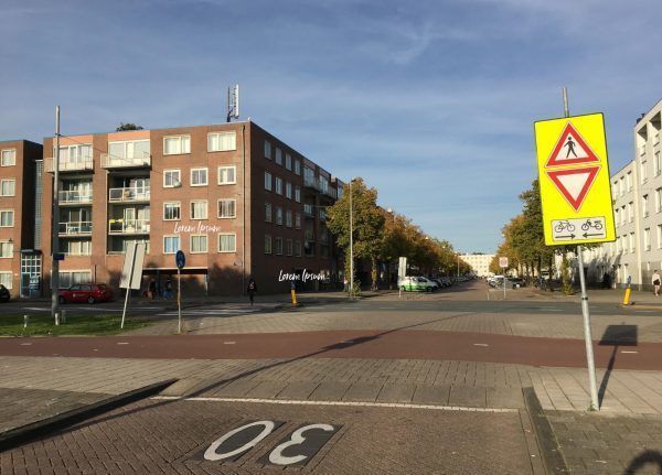 Verkeersbord om uitrit te accentueren.