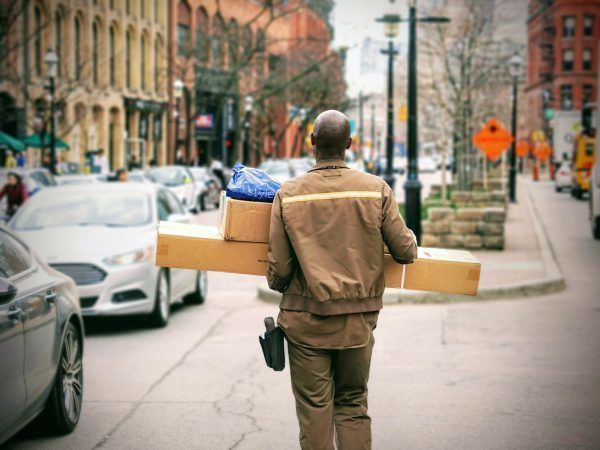 Heeft u een te zware lading moeten tillen op de werkvloer of als pakketbezorger en heeft u daardoor letselschade opgelopen? Dan is uw werkgever daar meestal aansprakelijk voor te stellen.