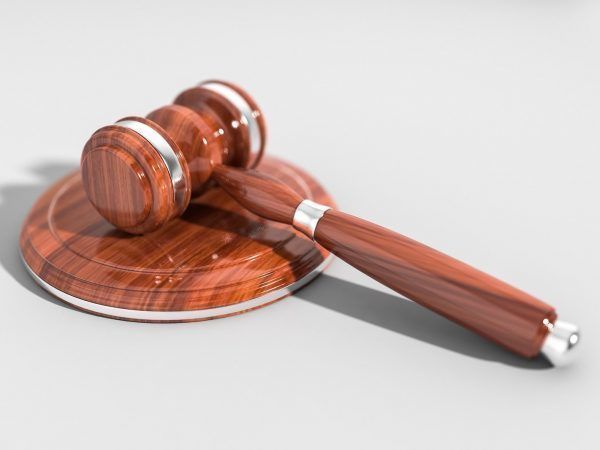 Na een verkeersongeval moet het slachtoffer revalideren. Tijdens het revalidatietraject loopt hij rugklachten op. De rechtbank oordeelt dat deze klachten ook zijn veroorzaakt door het ongeval.