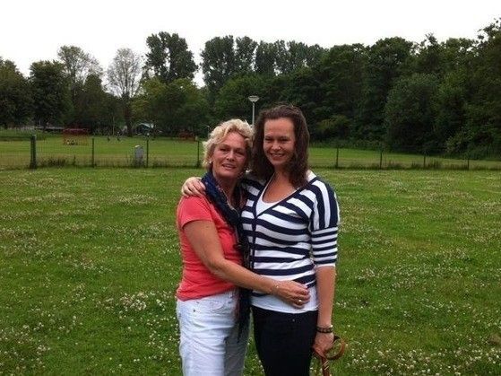 Letselschadejurist Mariese Scheerboom met haar overleden moeder voor wie ze meeloopt aan de jaarlijkse KWF-actie Mont Ventoux.
