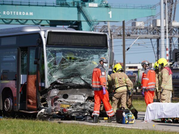 De bus na het ongeluk waarbij een automobilist door zelfdoding overleed.