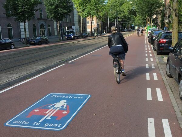 Fietsen op een fietsstraat waar auto's en ander verkeer te gast is, is niet de meest veilige optie.