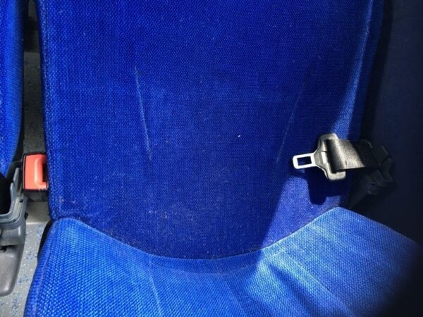 Gordel in een bus die goed zichtbaar is.