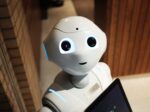 Stel dat een robot iemand per ongeluk verwondt. Wie is daar dan aansprakelijk voor te stellen?