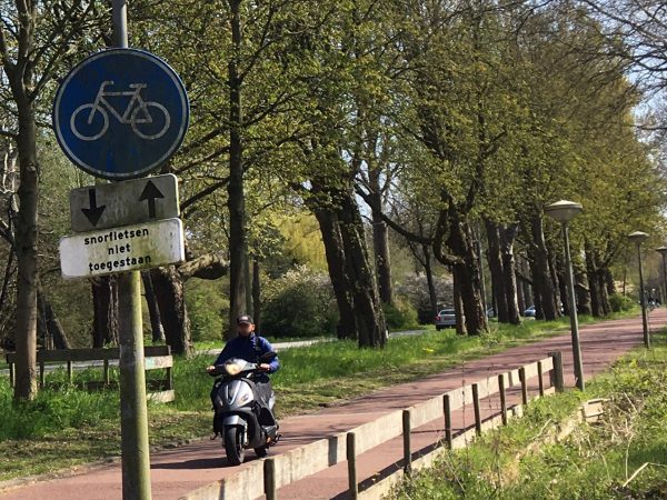 Ondanks het verbod en de helmplicht rijden er nog steeds veel snorfietsen op het fietspad zonder helm.
