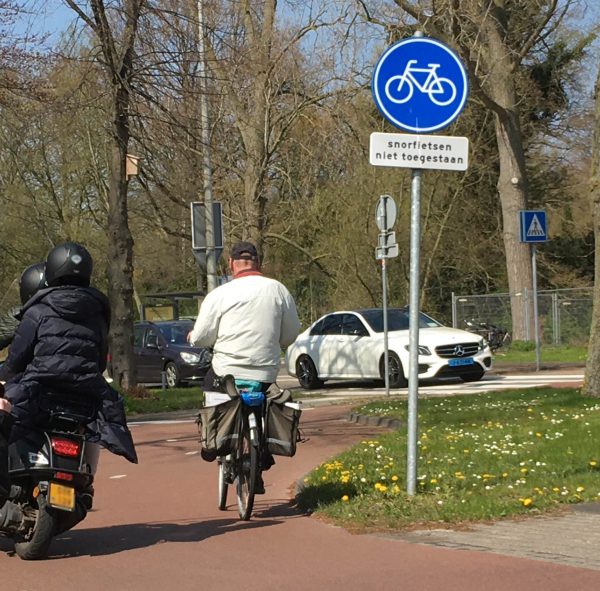 Ondanks het verbod wagen ook bromfietsen zich weer op het fietspad.