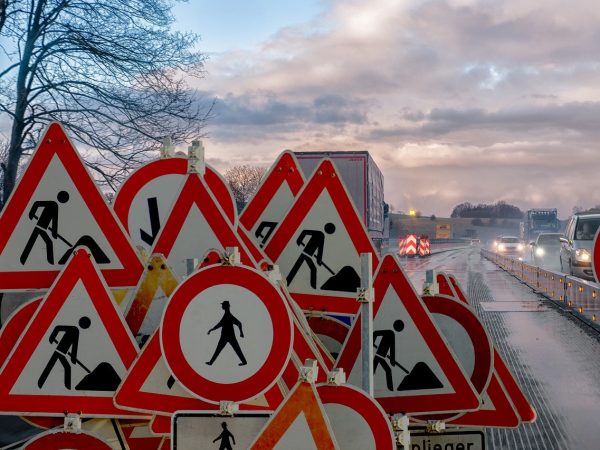 Bent u gewond geraakt door een slecht wegdek waar geen waarschuwingsbordje bij stond? Dan valt dat in de meeste gevallen onder de aansprakelijkheid van de wegbeheerder.