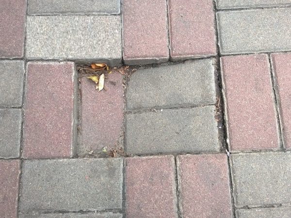 De wegbeheerder is aansprakelijk voor het herstellen van losse stoeptegels.