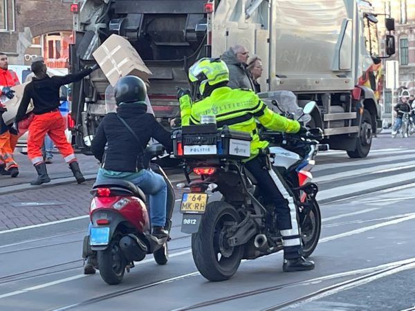 Een onveilig gevoel in het verkeer kan volgens Amsterdammers worden verminderd als er meer handhaving zou zijn.