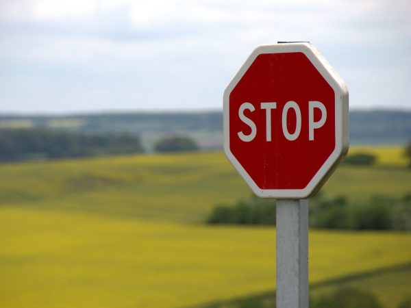 Nederlanders halen onder andere slechts een mager zesje in het verkeer, omdat we geen respect hebben voor stopstrepen.