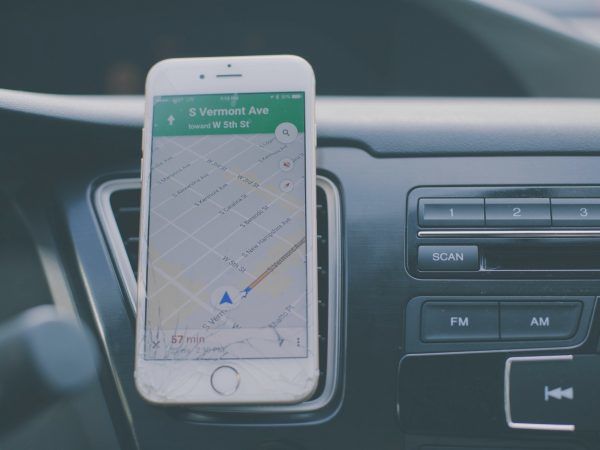 Tegenwoordig zijn er meerdere apps op de markt om het verkeer veiliger te maken.