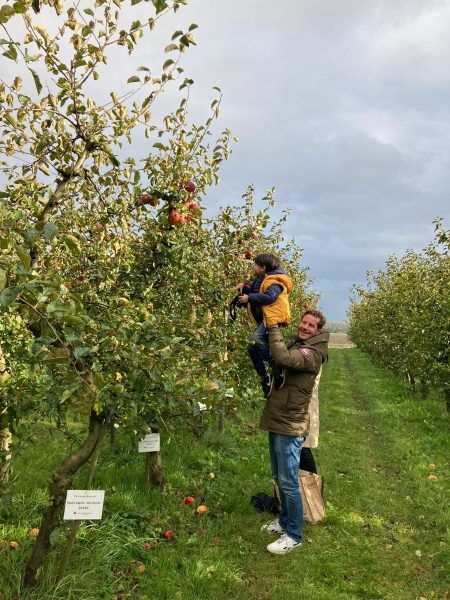 Tijdens het oogseizoen gingen we met de medewerkers met een adoptieboom naar Landgoed de Olmenhorst om appels te plukken.
