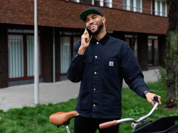 Uit een nieuw onderzoek van MONO-zakelijk blijkt dat werkgevers maar weinig doen tegen afleiding in het verkeer. Op de fiets geldt: afstappen voor u gaat bellen of appen.