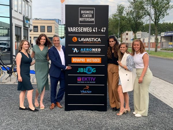 Zes van de zeven teamleden bij de opening van het vierde kantoor van JBL&G in Rotterdam.