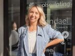 Regiomanager en letselschadejurist Mieke Buis voor de ingang van het kantoor in Den Haag.