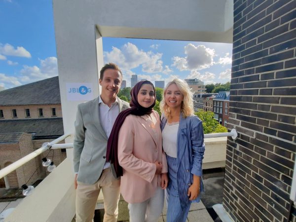 Thije Hartjes, Sara Rezai en Mieke Buis bij de opening van het vijfde kantoor van JBL&G in Den Haag.