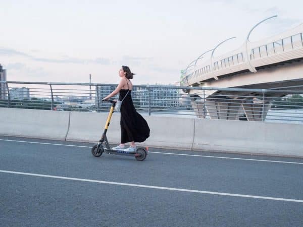 Een e-step mag vrijwel nooit op de openbare weg of het trottoir rijden.