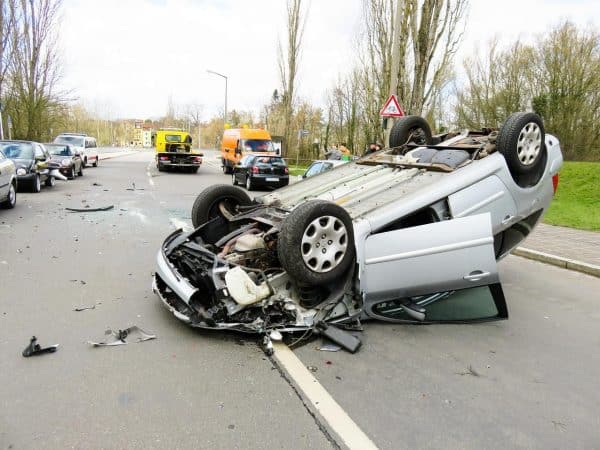 Stille getuigen zijn onder andere remsporen en een stuk van de uitlaat van de auto die u heeft aangereden.