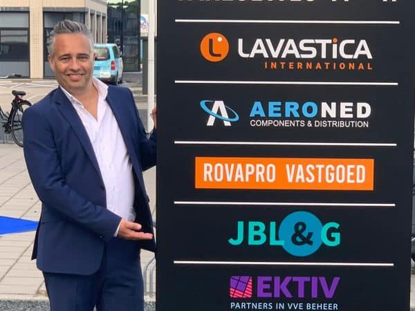 Regiomanager, teamleider en letselschadejurist Frans Overkleeft bij de ingang van JBL&G Rotterdam.