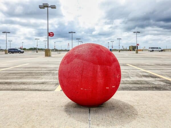 Een vrouw liep letsel op door een potje trefbal op het parkeerterrein tijdens een bedrijfsuitje.