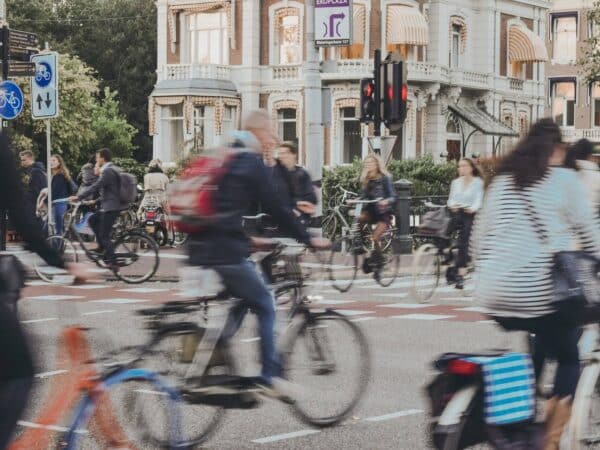Roodrijders in Amsterdam negeren rode stoplichten en dit leidt tot grote ergernissen in het verkeer.