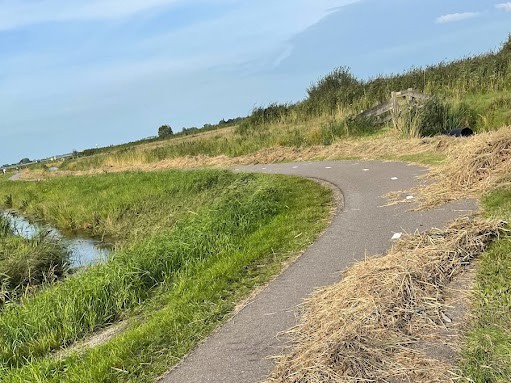 De rommel op deze weg kan voor een ongeval zorgen.