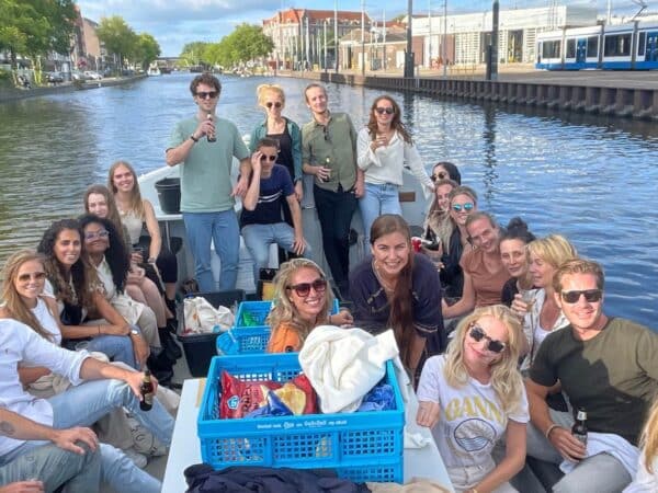 Een deel van het team van JBL&G waar de kersverse juristen die meedoen aan het traineeship Letselschade sinds kort deel van uitmaken.