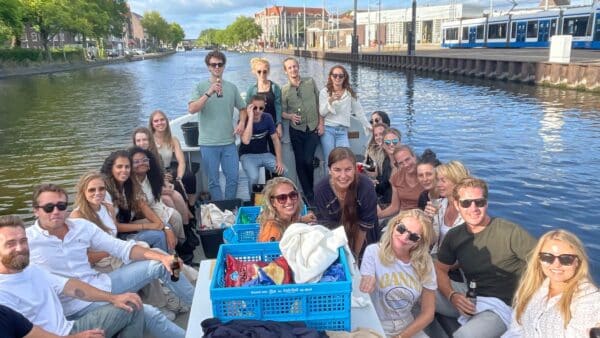 Een deel van het team van JBL&G waar de kersverse juristen die meedoen aan het traineeship Letselschade sinds kort deel van uitmaken.
