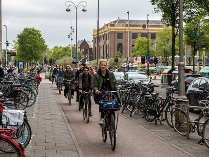 Uit het Meldpunt Fietsongevallen van de Fietsersbond Amsterdam kwam naar voren dat asociaal gedrag van mede-fietsers vaak voor gevaar en valpartijen zorgt.