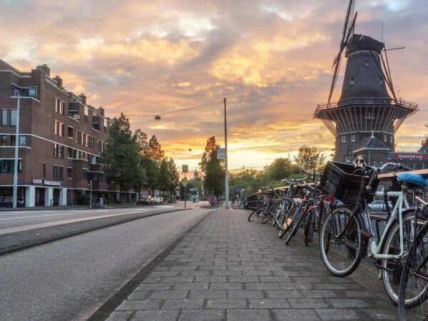 Op deze weg in Amsterdam moeten auto's straks van 50 naar 30 km/u rijden.