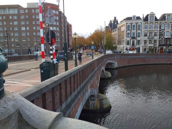De gemeente Amsterdam zet veel maatregelen in om ervoor te zorgen dat er minder verkeersongelukken gebeuren. Een van die maatregelen is rood geasfalteerde fietspaden.