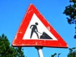 Bij een tunnel die afgesloten moest zijn geweest door wegwerkzaamheden, raakte een scooteraar gewond door een ijzeren hek op ooghoogte.