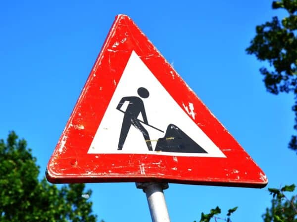Bij een tunnel die afgesloten moest zijn geweest door wegwerkzaamheden, raakte een scooteraar gewond door een ijzeren hek op ooghoogte.