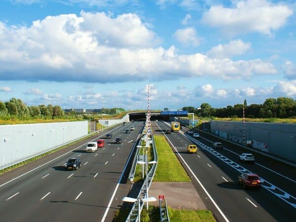 Rijkswaterstaat is als wegbeheerder verantwoordelijk voor veilige wegen die in goede staat verkeren.