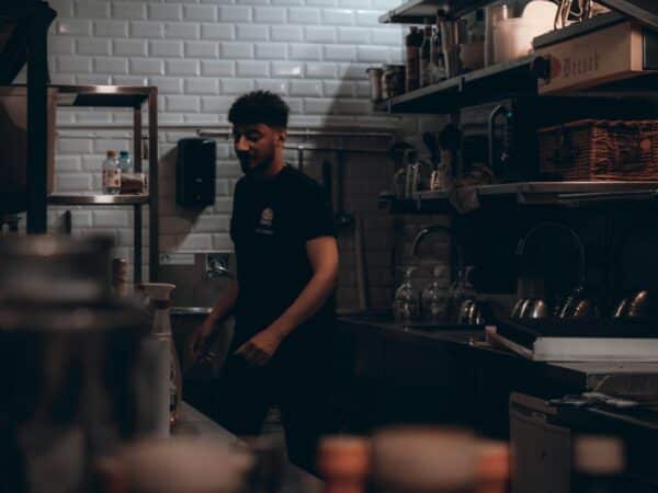 In de horeca vinden de meeste bedrijfsongevallen plaats met nieuwe werknemers.